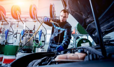 Motor yağ değişimi. Araba tamir.