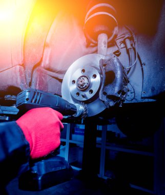 Disk fren Araba, yeni lastik değiştirme süreci temizlik. Garajda tamir araba fren