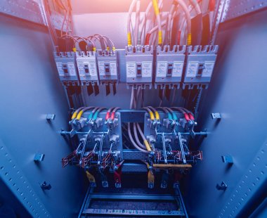 Kablolar ve elektrik kutusuna geçer. Sigortalar ve Kontaktörler elektrik paneli.