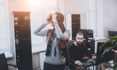 Vr gözlük test ve having fun kadın yaratıcı Ofis çalışanları ile genç adam