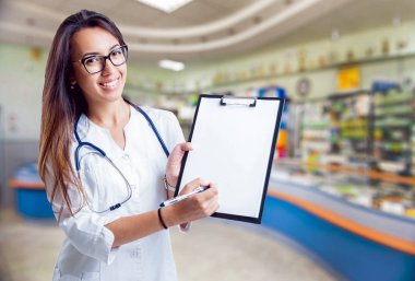 Orta Doğu görünümü ile genç kadın doktor. İlaç eczane hakkında tavsiyeler verme kavramı.