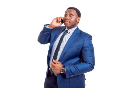 Mavi takım elbiseli, beyaz kopya alanı ile izole ifade Afrikalı-Amerikalı işadamı.