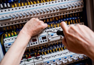 Geçiş panosu gerilim otomatik anahtarları ile onarma.