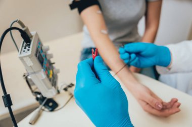Hasta sinirleri elektromiyografi ile test ediliyor. Tıbbi muayene. EMG