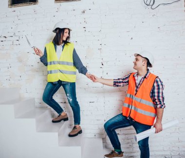 Mutlu çift yapma evlerine onarır. Ev yenileme.