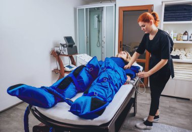 Pressotherapy Güzellik Merkezi kadında makinede. Kozmetik tıp cihazları