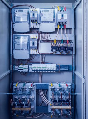 Kablolar ve elektrik kutusuna geçer. Sigortalar ve Kontaktörler elektrik paneli.