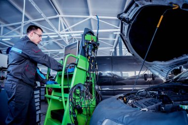 Otomatik onarım hizmetinde çalışan profesyonel araba tamircisi. Motor bilgisayar tanılama