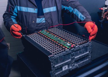 Elecric motorlu pilleri şarj. Pil bir elektrikli araç motorunun sökülmesi. Araba Servisi