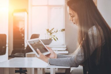Tablet ile ofiste çalışan genç Orta Doğu işkadını
