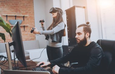 Vr gözlük test ve having fun kadın yaratıcı Ofis çalışanları ile genç adam