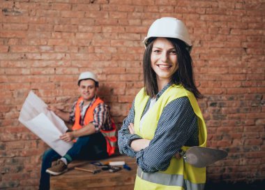 Mutlu çift yapma evlerine onarır. Ev yenileme.