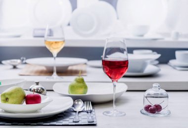 Beyaz ve kırmızı şarap gözlük hizmet tablo