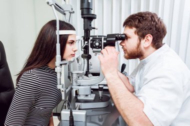 Lamba muayene kesti. Biomicroscopy anterior göz parçasının. Temel göz muayenesinde. Kontakt lensler Check-up.