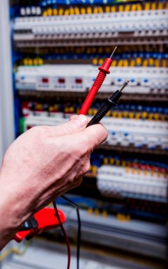 Multimetre Sınayıcısı ile elektriksel ölçümler.