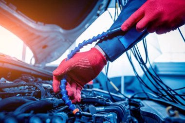 Otomatik mekanik gerilim kontrol etmek bir voltmetre kullanır.