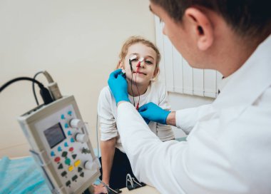 Hasta sinirleri elektromiyografi ile test ediliyor. Tıbbi muayene. EMG