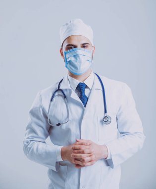 Genç kahverengi gözlü doktor ya da stajyer beyaz duvara