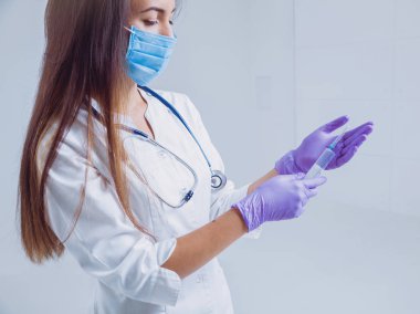 Genç hemşire ya da doktor stetoskop beyaz duvara ile gözlük