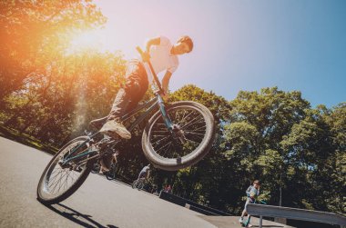 Genç Bmx sürücüsü hileci vasıl skatepark gerçekleştirme.
