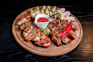 Et soslu bir tabağa dilimlenmiş