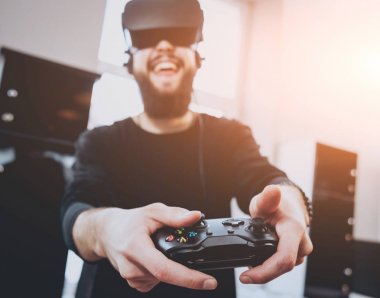 Sanal gerçeklik giyen sakallı genç adam ofiste gözlükler