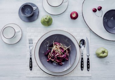 Hizmet ve dekore edilmiş tablo stilish kap ile