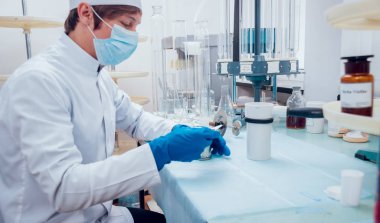 Laboratuvar çalışmalarında bilim teknisyeni. Tıbbi geçmişi.