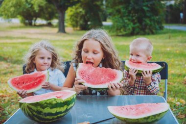 Yeşil Yaz parkta karpuz yeme çocuklar