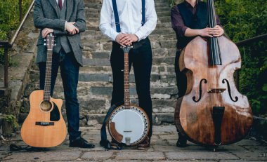Bir gitar, banjo ve kontrbas müzisyenlerle üçlüsü