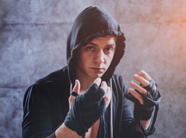 Genç savaşçı Studio gri duvar önce poz