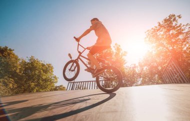 Genç Bmx sürücüsü hileci vasıl skatepark gerçekleştirme.