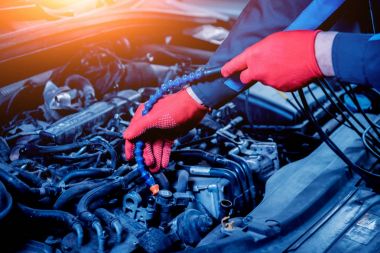 Otomatik mekanik bir voltmetre gerilimi düzeyini denetlemek için kullanır. Araba tamiri. Servis istasyonu.