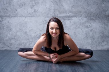 Gri duvar Yoga pratik kadın.