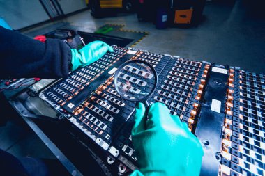 Elecric motorlu pilleri şarj. Pil bir elektrikli araç motorunun sökülmesi. Araba Servisi