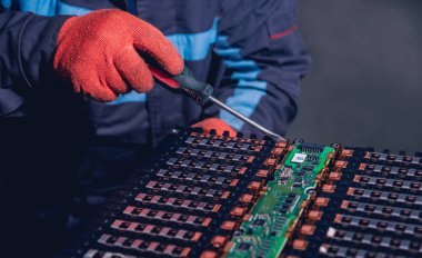 Elecric motorlu pilleri şarj. Pil bir elektrikli araç motorunun sökülmesi. Araba Servisi