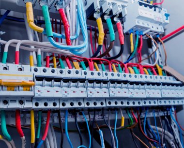 Elektrik donatımı. Çok renkli cabels ve anahtarlayıcıları.