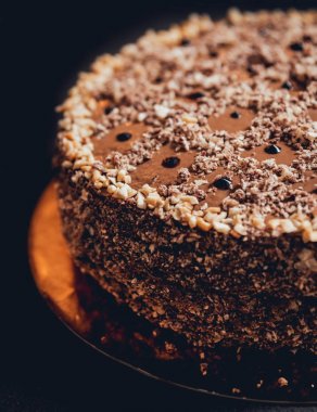 koyu arka plan üzerinde çikolatalı kek.