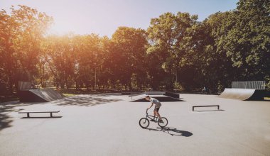Genç Bmx sürücüsü hileci vasıl skatepark gerçekleştirme.