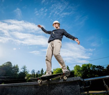 Pratik ve sokaklarda atlama kaykaycı