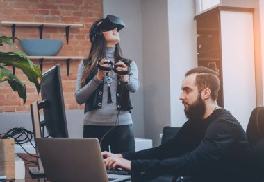 Vr gözlük test ve having fun kadın yaratıcı Ofis çalışanları ile genç adam
