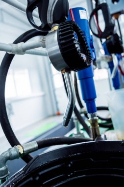 Oto tamir servisindeki yağı değiştiriyorum..