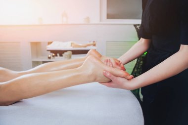Kırpılmış görüntü kadının Spa'da rahatlatıcı. Ayak masajı.