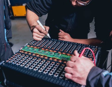 Elecric motorlu pilleri şarj. Pil bir elektrikli araç motorunun sökülmesi. Araba Servisi