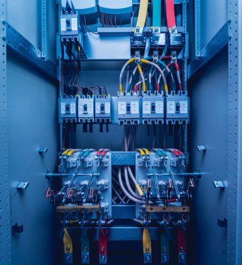 Kablolar ve elektrik kutusuna geçer. Sigortalar ve Kontaktörler elektrik paneli.