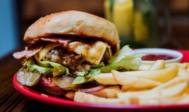 Büyük çizburger ve patates kızartması bir plaka üzerinde. Restoran