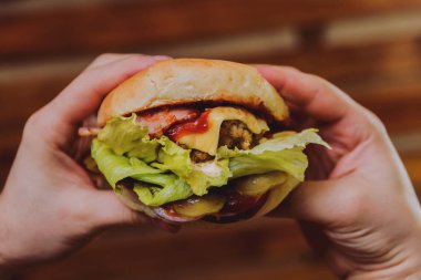 Çizburger ellerini, seçici odak