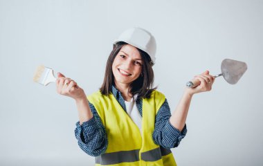 Güzel kız beyaz duvar önce araçlarıyla iş giysisi