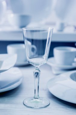 Boş cam masanın üzerinde. Açık renkli