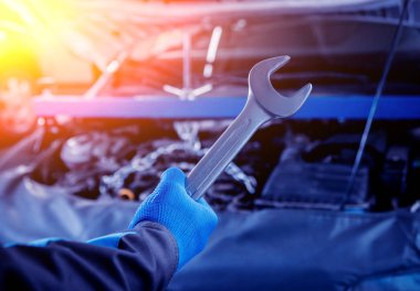 Servis istasyonu motora onarılıyor. Araba tamir.